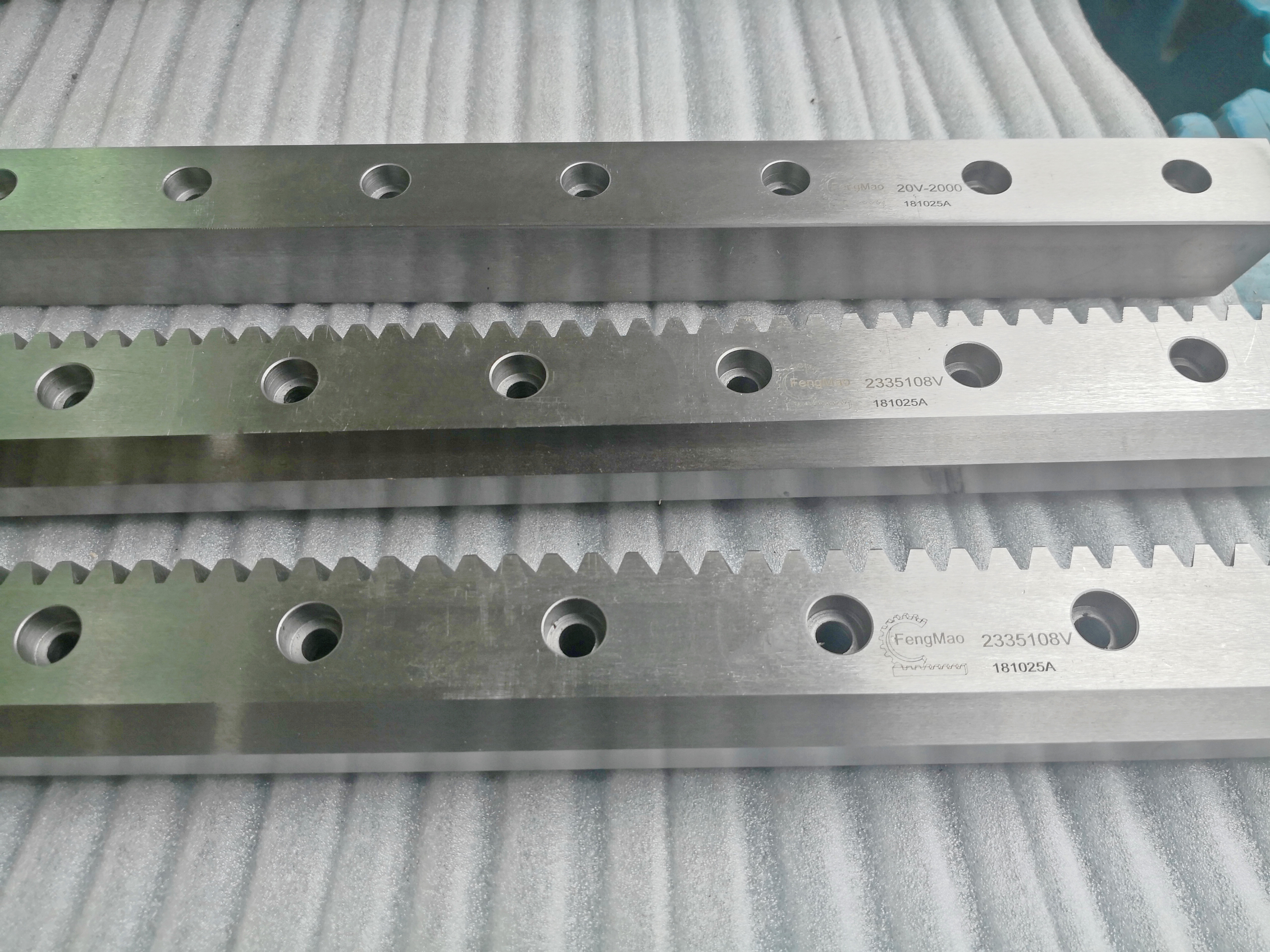 V型導(dǎo)軌斜齒條DIN7級(jí)